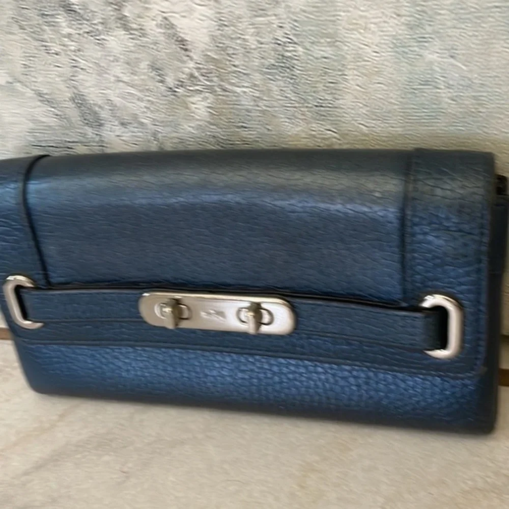 VTG COACH Blue Metallic Leather Turn Key Clutch